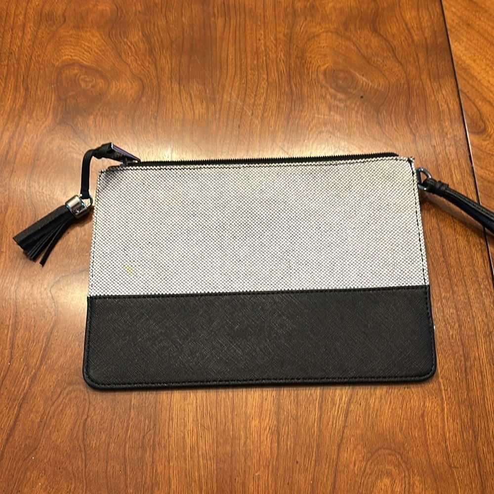 Calvin Klein Textured Black/White Large Wristlet NWOT - Picture 4 of 7